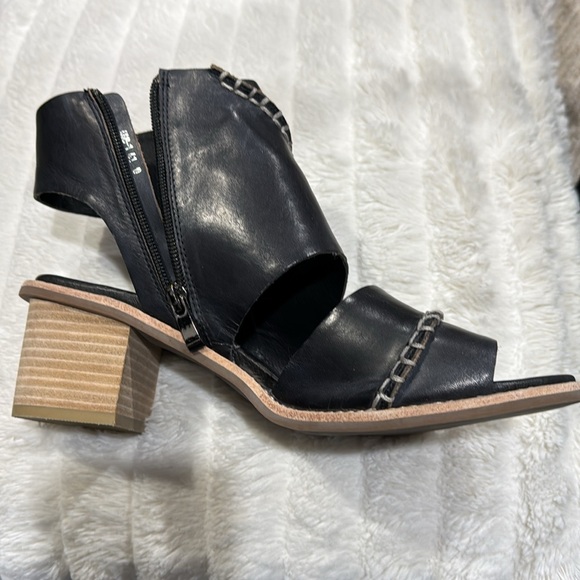 NIB Antelope Leather Wrap Bootie | Black Leather with grey stitching | size 41 - Picture 2 of 7